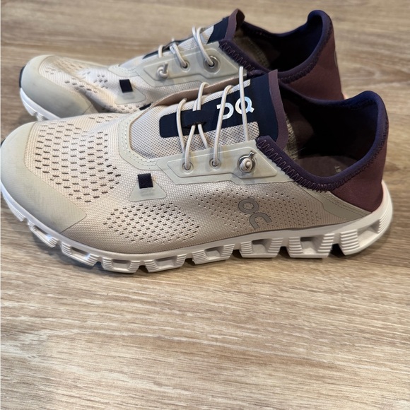 On Running  Cloud Women’s Cream and Purple Shoes - Picture 3 of 6